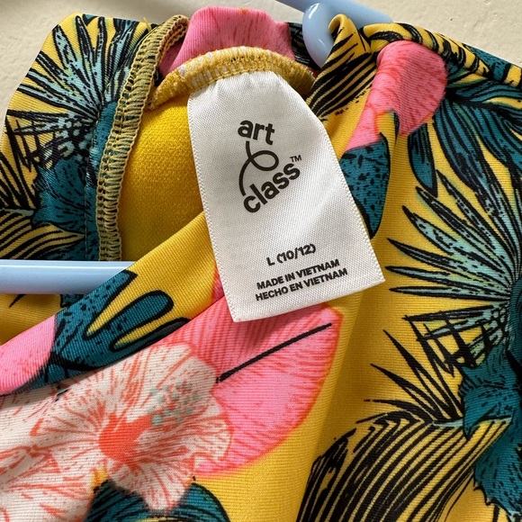 Art Class Cut Out Rash Guard - Picture 4 of 4